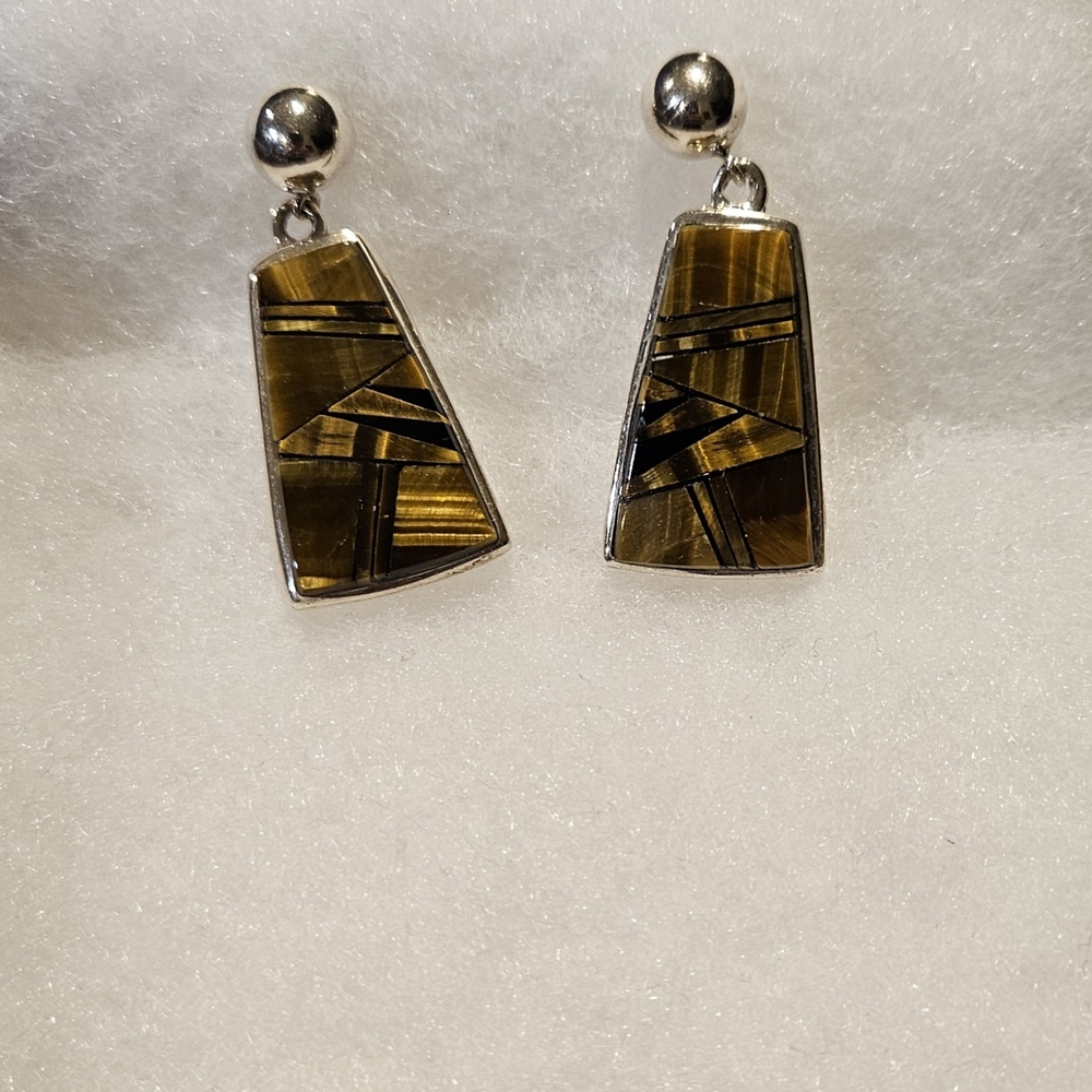 Elegant Sterling Silver Dangle Earrings With Inlaid Catseye Stones